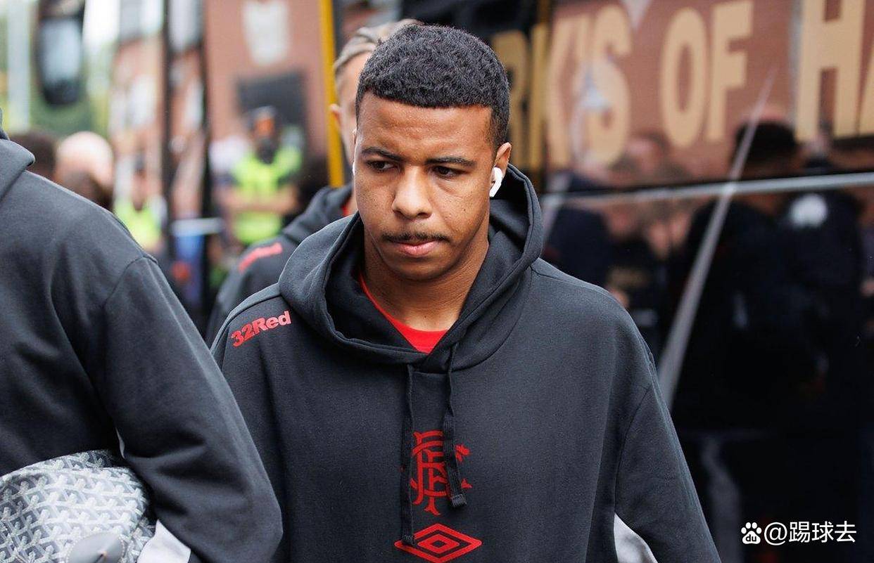 英雄联盟2025总决赛-关于里尔训练开放日，关键时刻主帅复盘引欢呼，法甲在即，年轻球员得到机会的信息